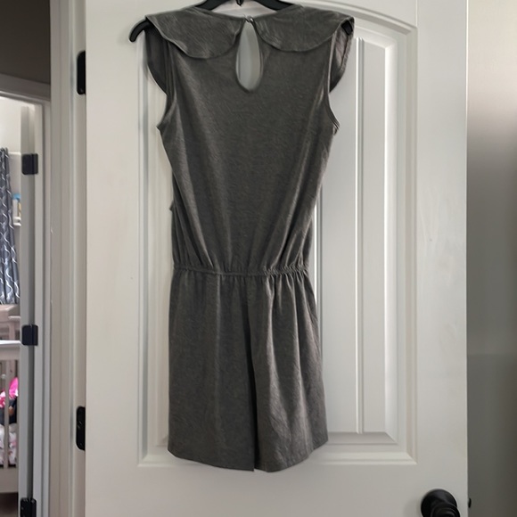 Womens gray romper size small with ruffle detail - Picture 4 of 5